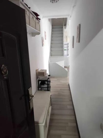 Vanzare apartament 3 camere decomandate cu scara interioara 60 mp zona Poarta 6
