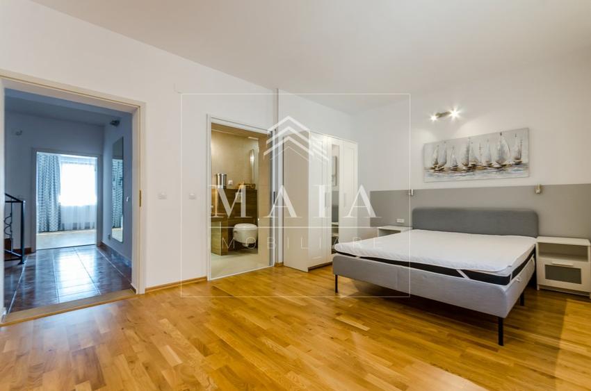 Vila in zona Strand, cu 7 camere , 2 garaje, curte de 200 mp