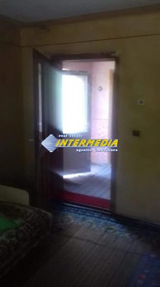 Vand casa pe Parter  cu gradina si teren 2000 mp. si utilitati