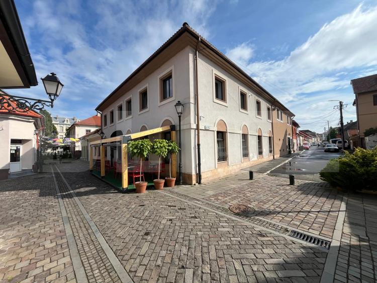 Investiție Premium: Bistro, Casă și Birouri în Centrul Istoric