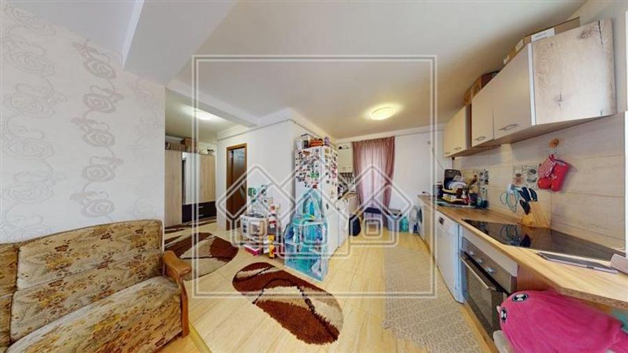Apartament mobilat, 2 camere, 2 balcoane, loc de parcare -T. Ricci