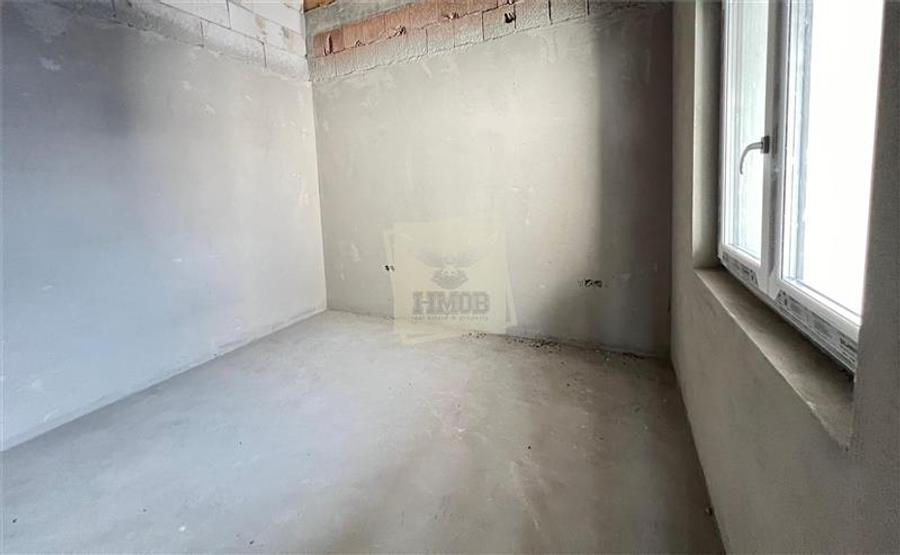 Casa la alb 2 bai 2 balcoane si curte 170 mp in Sibiu