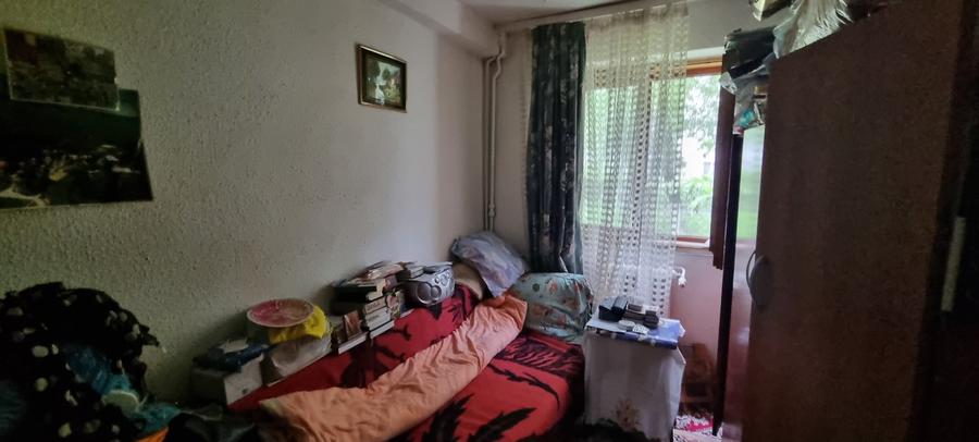 Apartament 3 camere la parter cu balcon