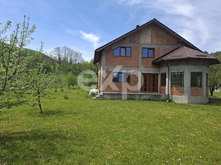 Casă P+M la roșu 188 mp și teren de 3.400 mp cu livadă in Pucioasa-Sat