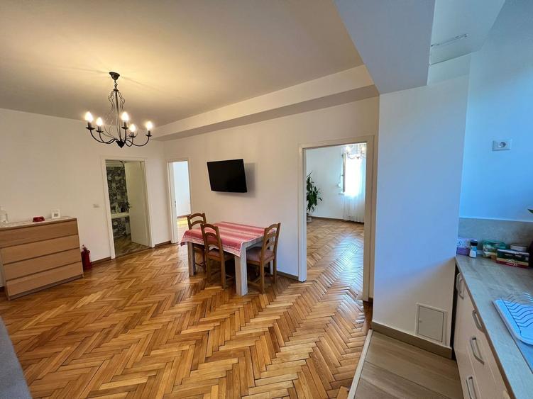 Apartament spatios cu 3 camere | 100 mp | Balcon | Curte | Central