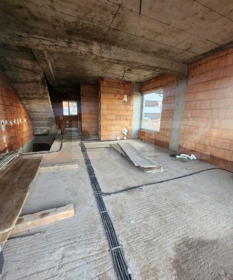 Casa tip duplex semifinisat, 5 camere, 180 mp utili, 270 teren, zona Vivo