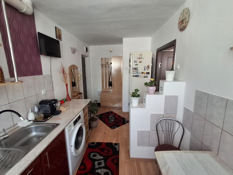 Apartament cu doua camere semidecomandat finisat si mobilat etajul 4 cu pod