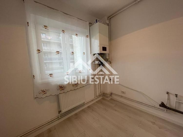 Apartament decomandat cu 2 camere, balcon, etaj 3, recent renovat, -Sibiu
