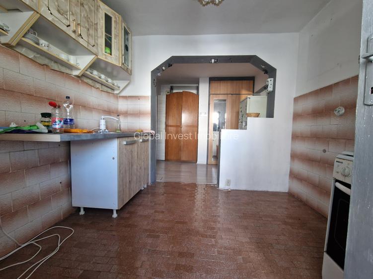 Navodari( Sud, Str Rândunelelor)- 2 camere decomandate, etaj 3/4, liber - 11