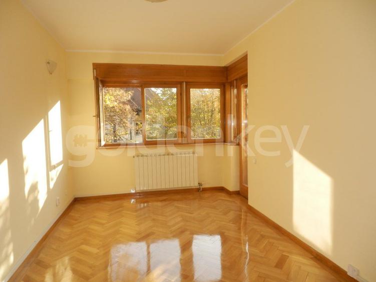 Apartament spatios cu 5 camere | garaj si boxa