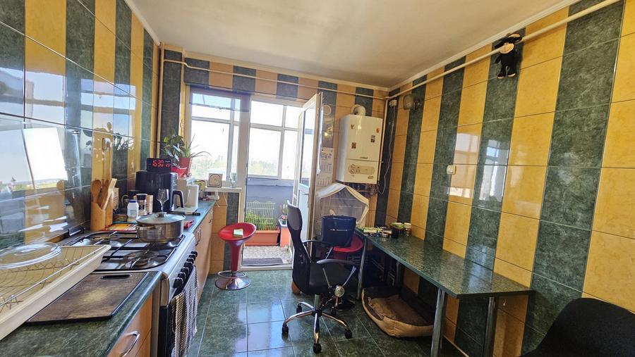 Apartament spațios cu 4 camere – Micro 18, zonă liniștită !