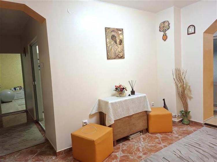Apartament 2 camere, transformat in 3 camere, parter