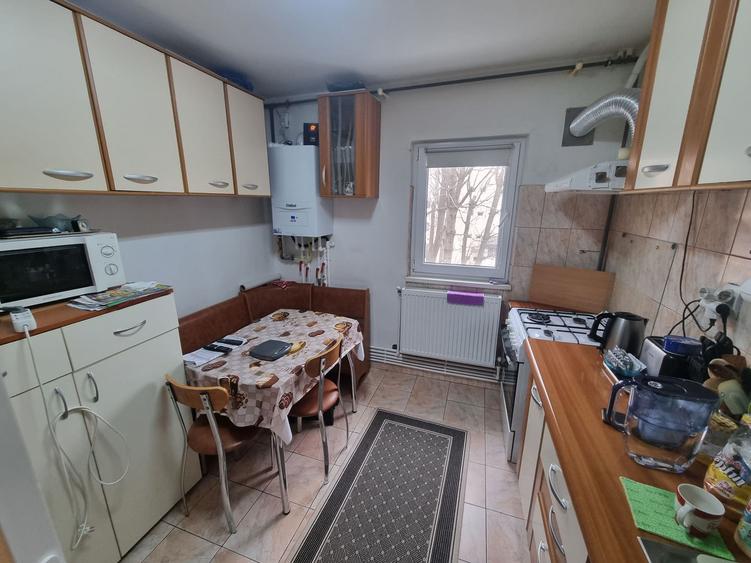 Poarta 6 liceul Blaga- apartament 4 camere decomandat cu gaze