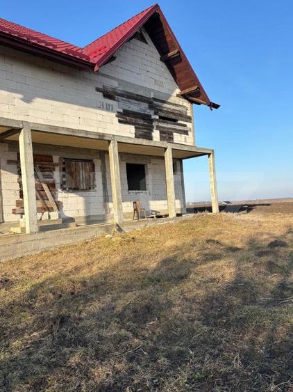 Casa la rosu, cu 3 camere, 120 mp utili, 5000 mp teren, zona Frumoasa