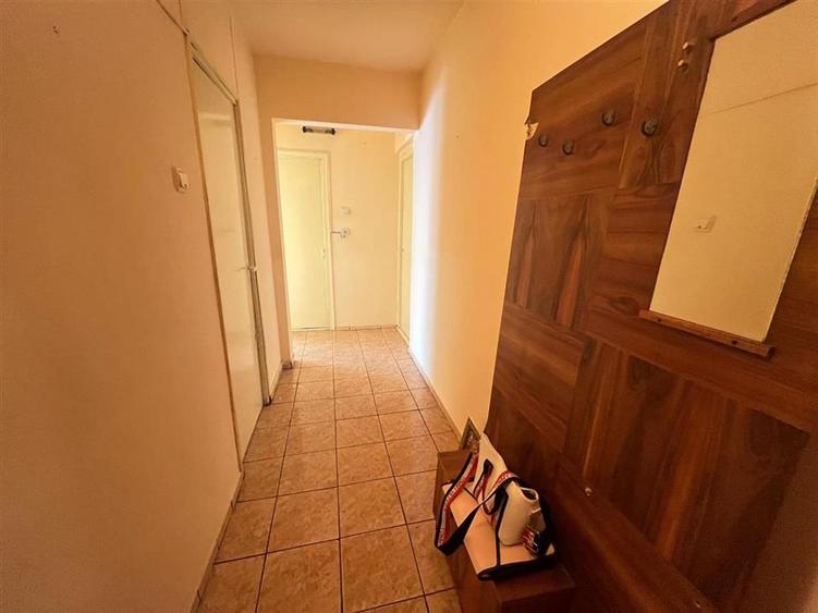 Apartament 2 camere decomandat balcon pivnita zona Vasile Aaron