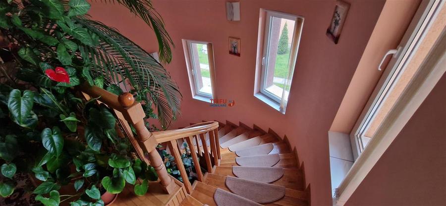 Casa cu 912mp teren 5 camere strada asfaltata