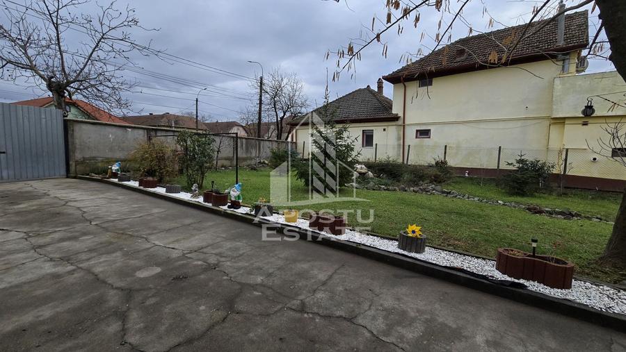 Casa individuala de vanzare, 5 camere, 3 bai, teren 1700 mp, Giarmata