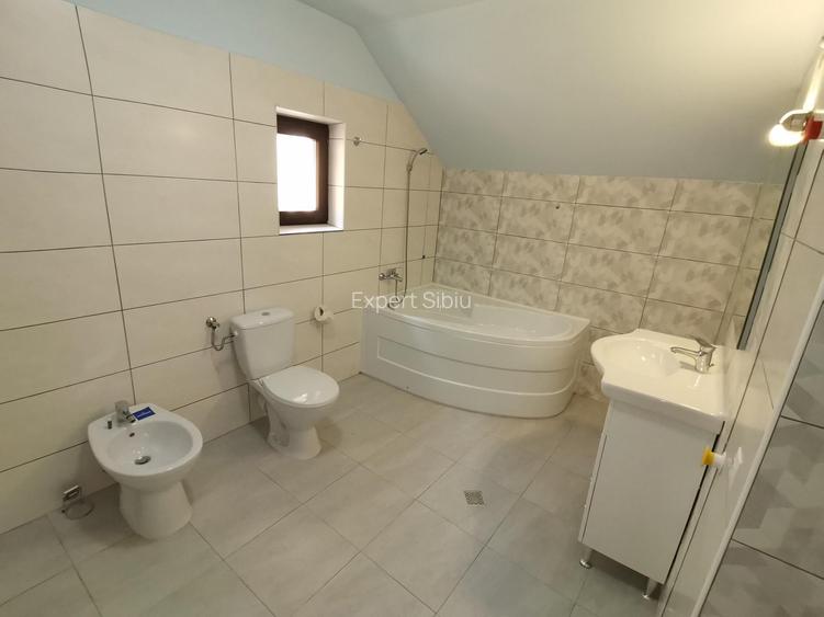 INCHIRIEZ casa 5 camere decomandate ,cu garaj,zona Calea Cisnadiei