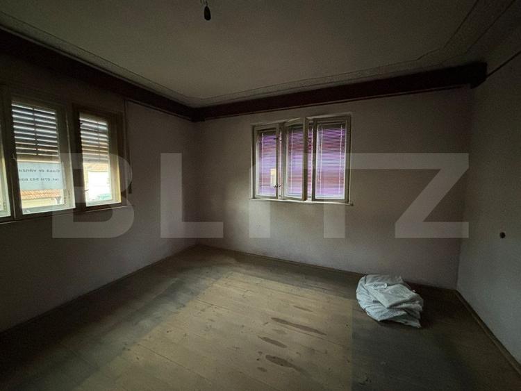 Casa cu anexe si gradina.
