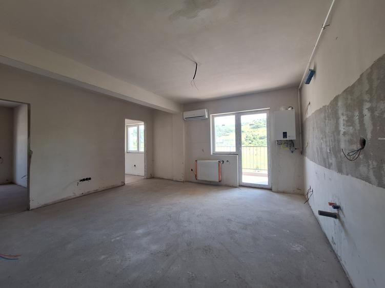 Apartament cu 3 camere semifinisat, cu CF, balcon, zona Terra