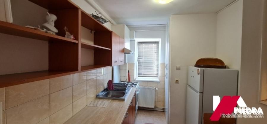 Inchiriez apartament 3 camere,situat pe B-dul Mihai Viteazu, et.3