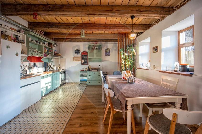 Casă cu două corpuri, teren 835 mp, str. I.L. Caragiale, Râșnov