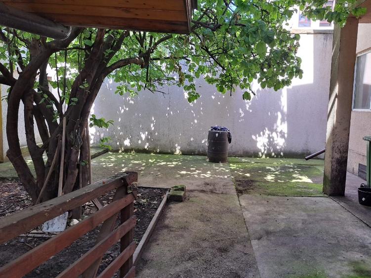 Proprietar locatie mixta locuinta si afacere Frizerie , metrou Bazilescu, 152 mp