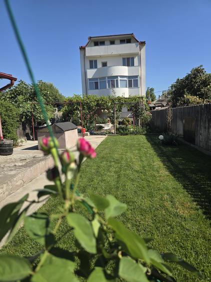 Km 5- Str. Salciilor- vila S + P + 2 E + M cu 10 camere, foisor si teren 453 mp