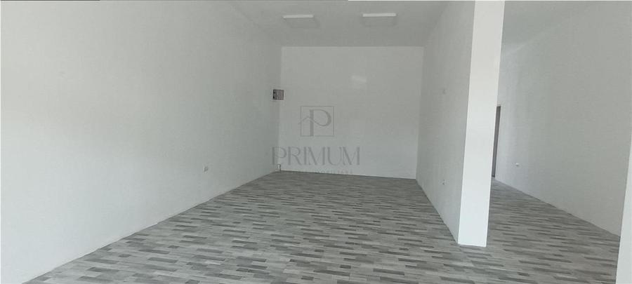 Spatiu Comercial cu 3 usi din sticla si vitrine mari - Elisabetin
