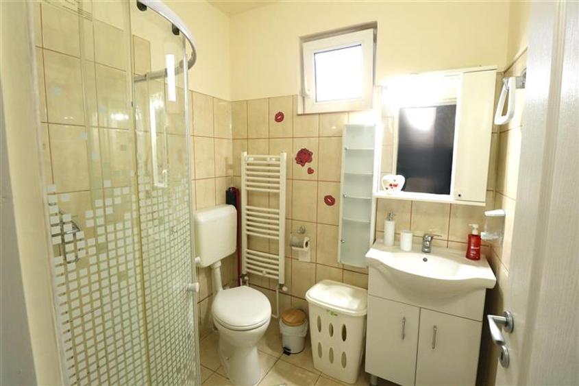Apartament 2 camere , centrala proprie ,  curte proprie , zona Lipovei