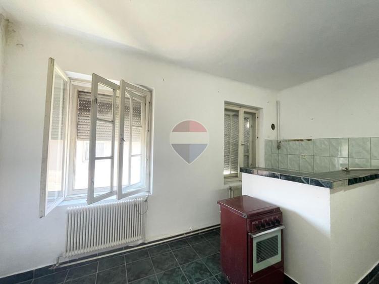 Casă cu 3 camere de vânzare în zona centrala comison 0% + garaj