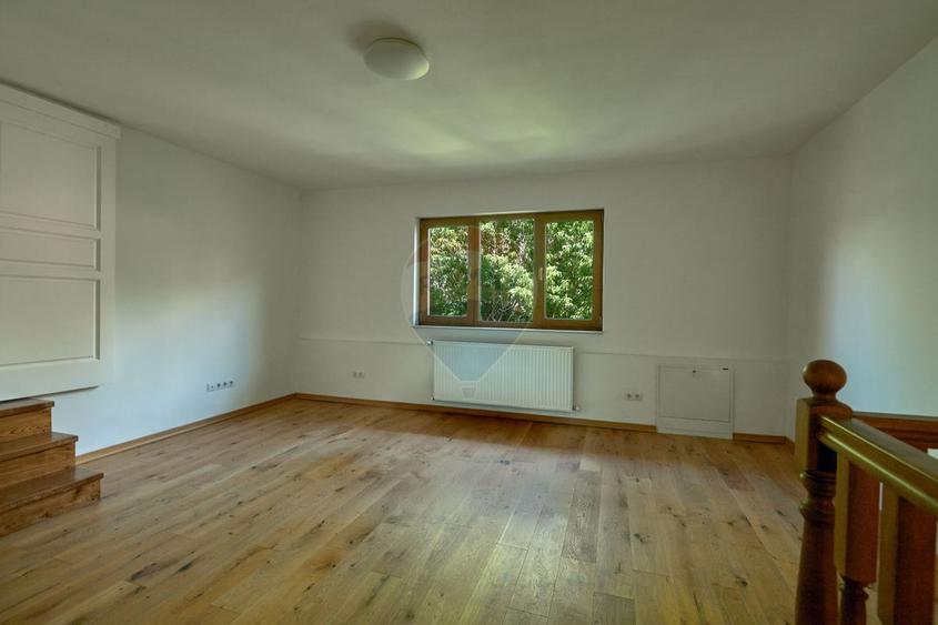 Apartament 4 cam, pe 2 niveluri si curte comuna pe Vasile Alecsandri