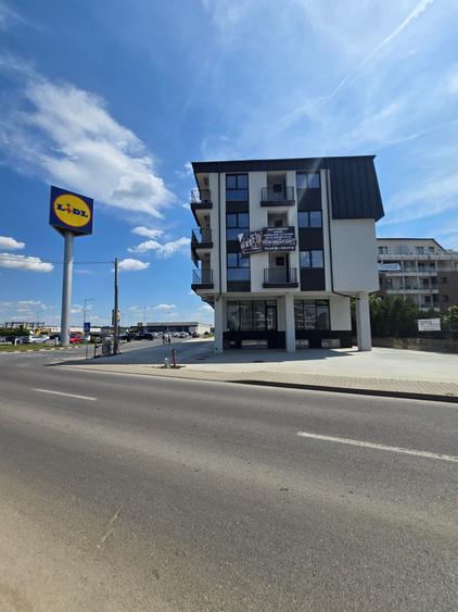 Spatiu comerical stradal 23 August magazin LIDL | Suprafata vitrata generoasa |
