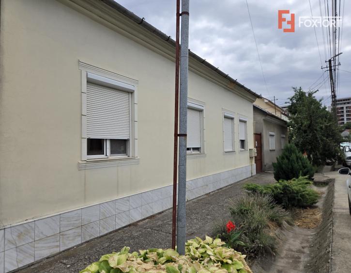 Casa individuala cu 4 camere, garaj si teren de 694 mp, zona Bujac Arad