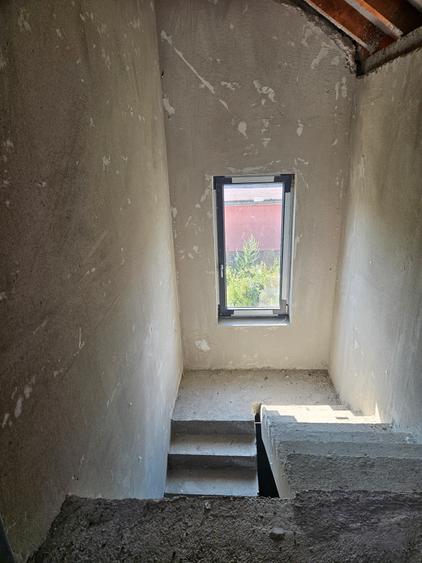 Casa duplex de vanzare,parter cu etaj,3 camere,2bai,garaj,constructie in rosu.