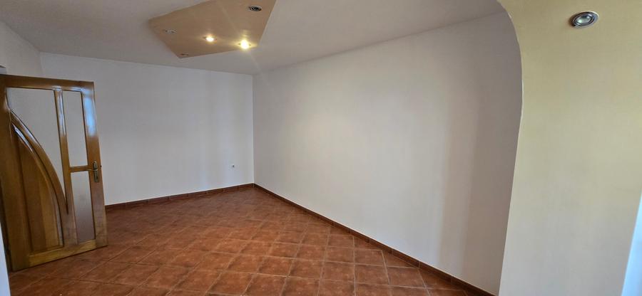 2 camere de vanzare , etaj superior, central Focsani