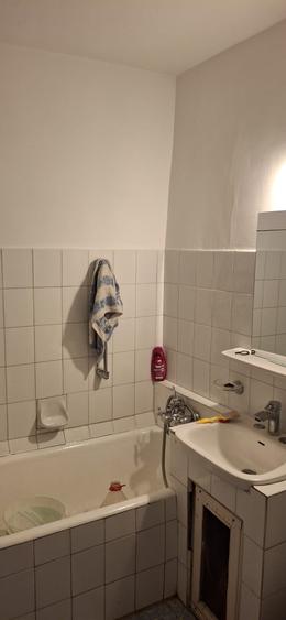 Apartament 2 camere decomandat, zona Scoala 10 etajul 8/8.