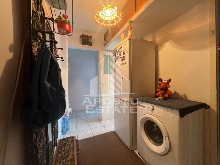Apartament cu 3 camere, semidecomandat, etajul 2, zona Dambovita