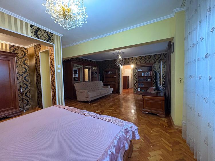 Apartament cu 4 camere de vanzare in zona Mosilor - Eminescu