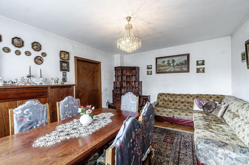 Casă din cărămidă cu 8 camere – zonă liniștită, LIPOVA