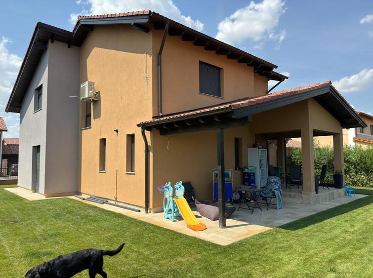 Casa individuala 4 camere 3 bai 2 terase garaj Cartierul Primaverii!