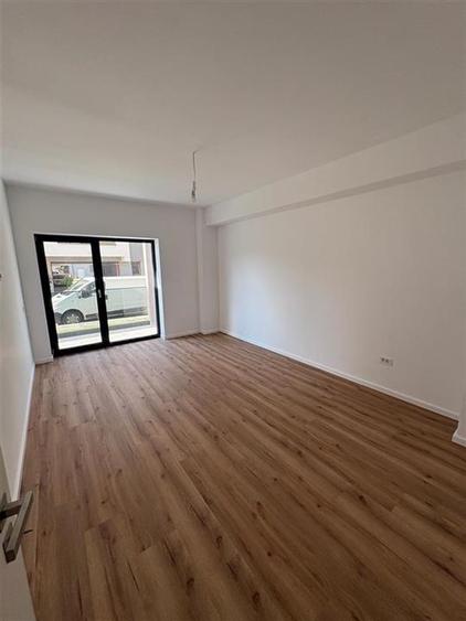 Apartament de vanzare cu 3 camere Tractorul