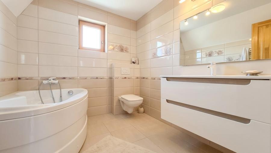 O casă completă cu suflet| 5 camere | Grădină matură, mansardă, beci și terasă |