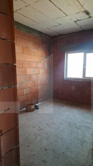 Casă spațioasă cu garaj și teren 700 mp – la roșu sau la cheie