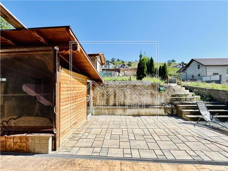 Casa individuala in Sura Mare cu 2 garaje, 2 terase si teren de 493 mp