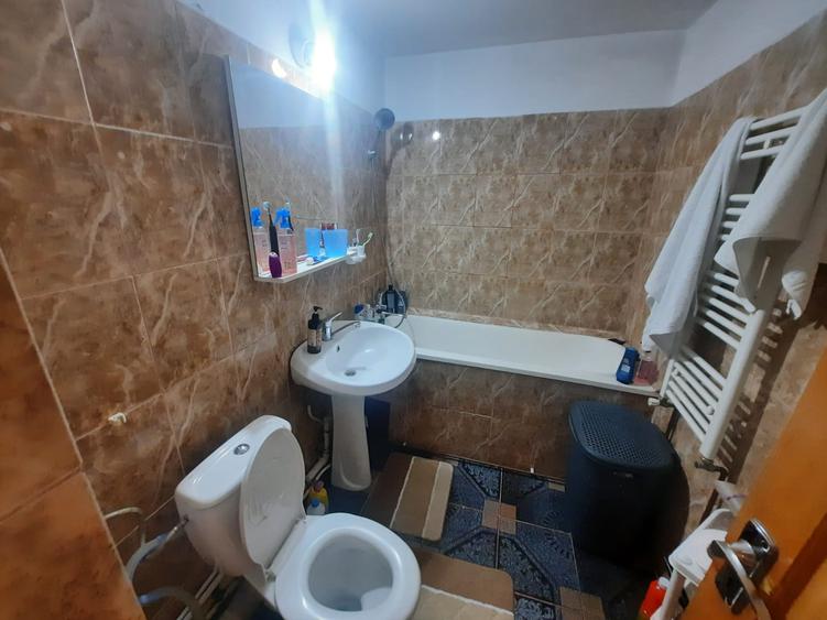Apartament cu 3 camere decomandat, etaj 2/4, zona Cug