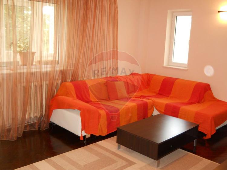 Apartament cu 4 camere de închiriat în zona Targu Cucu