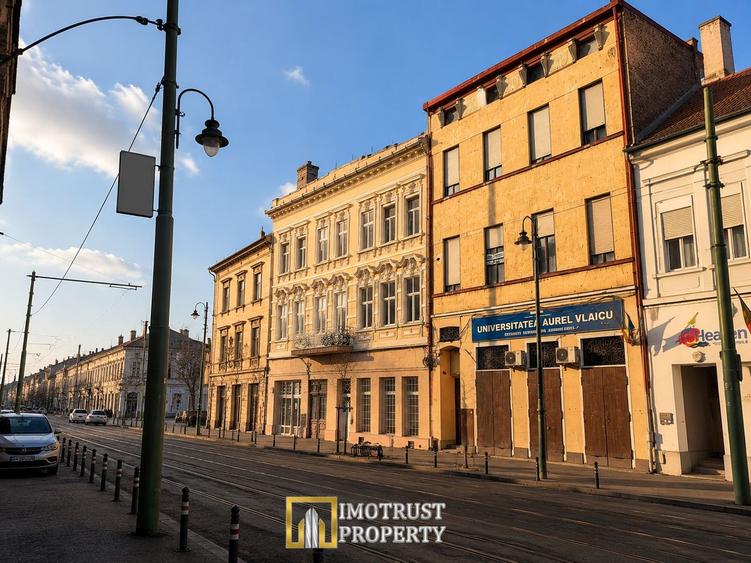 Apartament ultracentral de vânzare - 4 boxe incluse + acoperiș nou