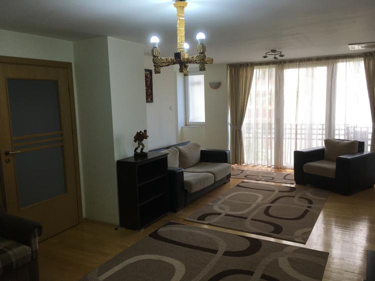 Inchiriez (ofer) apartament 3 camere decomandat , zona centrala , cu parcare