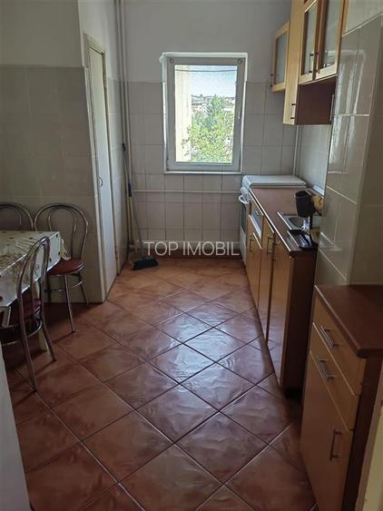 Etaj intermediar, 4 camere decomandat, bloc din 1980 zona Dacia - 4
